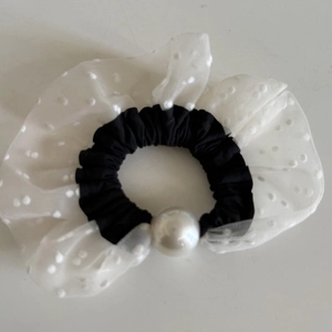 Polka dot seersucker scrunchie in black and white with an oversized faux pearl accent