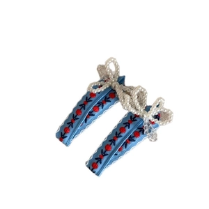 Ensemble de deux barrettes brodées bleu ciel avec élégant nœud en perles blanches