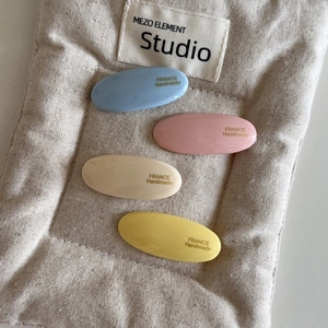 Minimalistische matte ovale Haarklammern in Morandi-Farben mit goldener Prägung