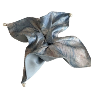 Coletero de seda teñido en azul y gris con perlas en un elegante diseño de flores