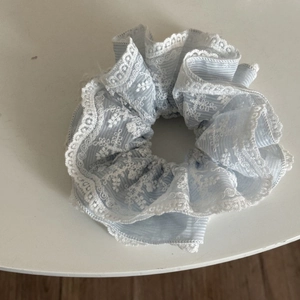 Chouchou rayé bleu clair avec broderie en dentelle blanche pour les cheveux