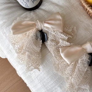 Elegante pinza per capelli con fiocco in pizzo champagne e trama satinata per donne