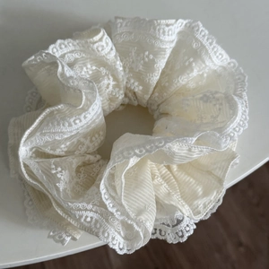 Chouchou géant élégant en dentelle crème avec broderie florale pour femmes