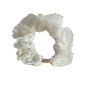 Eleganter beiger Spitzen-Haargummi mit Blumen-Mesh und goldener Schnalle als Haar-Accessoire