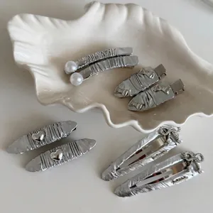 Mollette per Capelli in Pelle Plissettata Argento Metallizzato per Donna Clip a Becco d'Anatra Y2K Con Perla Artificiale Strass Cuore Fiocco