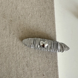 Fermaglio per capelli argento increspato con cuore metallico in stile moderno y2k