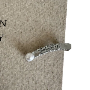 Fermaglio per capelli fiocco in pelle argento con perla bianca e incisione Love