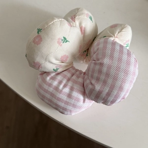 Vue détaillée du chouchou en tissu à motifs floraux et rayures pour cheveux