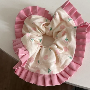 Chouchou floral avec design contrasté rose et blanc pour coiffures chignons