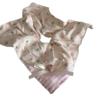 Chouchou floral avec fleurs roses, bords en dentelle blanche et noeud en satin chic