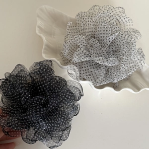 Pinces à cheveux fleurs en maille à pois avec motifs de pétales noirs et blancs