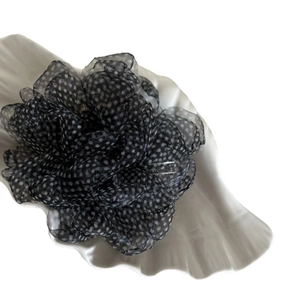 Pince à cheveux fleur en résille à pois noirs en organza élégant pour queue de cheval