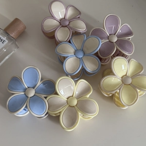 Pinces à cheveux en forme de fleur aux couleurs macaron dont bleu clair, violet et crème