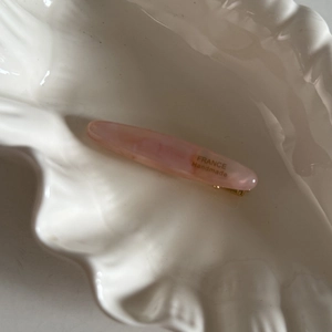 Détail d'une barrette en acétate rose marbré avec inscription France Handmade