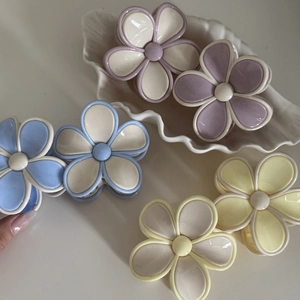 Pinces à cheveux en forme de fleur aux couleurs pastel crème et bleu pour femmes