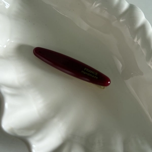 Détail de la barrette en acétate bordeaux avec inscription France Handmade dorée