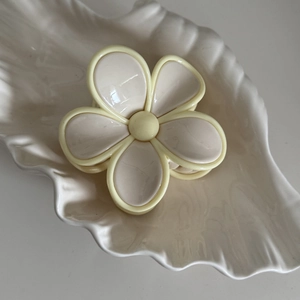 Pince à cheveux fleur crème élégante avec finition brillante pour coiffures de femmes