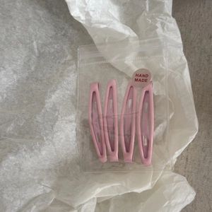 Détail du lot de 4 barrettes à cheveux roses en métal dans un sac avec étiquette fait main