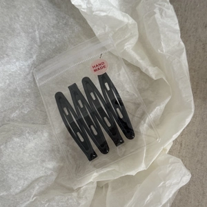 Lot de 4 barrettes BB noires ovales minimalistes dans un sac fait main