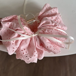 Detail der rosa bestickten Spitzen-Haarklammer mit Seidenschleife und Blumenmuster