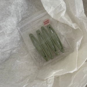 Lot de quatre pinces à cheveux vert clair mat dans un emballage fait à la main