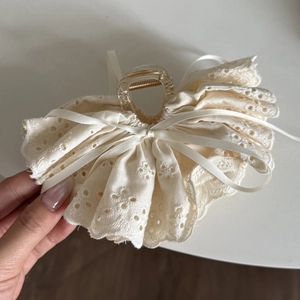 Französische Haarklammer mit Spitzen-Schleife und cremefarbener Stickerei für Damen