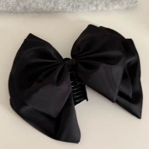 Détails du nœud en satin noir multicouche avec peigne de fixation robuste à l'arrière