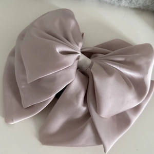 Pince à cheveux élégante en satin mauve avec un design de fleur à plusieurs couches
