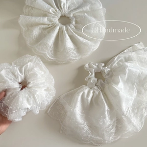 Set aus weißen Seersucker- und Spitze-Scrunchies mit Polka Dots und handgefertigten Details