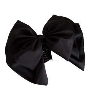 Grande pince à cheveux élégante en satin noir avec nœud papillon sur fond blanc