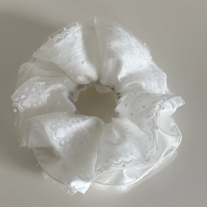 Eleganter weißer Seersucker-Scrunchie mit Spitze und durchsichtigem Polka-Dot-Netz