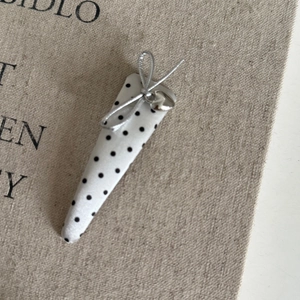 Fermaglio per capelli a pois con fiocco d'argento e ciondolo a cuore su beige