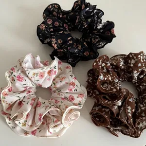 Lot de 3 chouchous à fleurs en mousseline noire, crème et marron avec motifs de roses