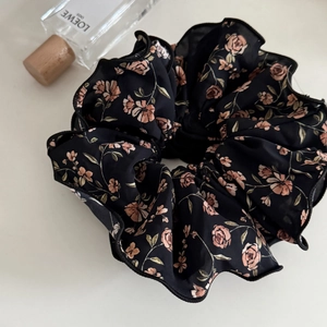 Chouchou en mousseline noire avec fleurs roses et grand design à volants étagés