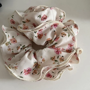 Chouchou fleuri en dentelle avec base ivoire et imprimé floral pour une coiffure élégante