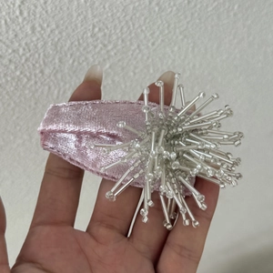 Pince à cheveux artisanale perlée avec base en tissu rose et grappes de perles
