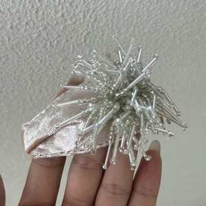 Barrette à cheveux artisanale en perles design feu d'artifice avec base satinée