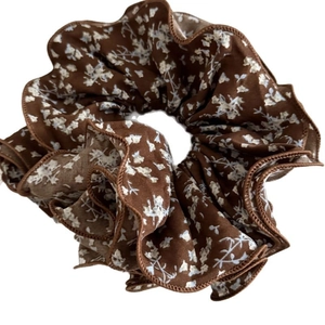 Chouchou en dentelle à fleurs marron café avec petits motifs bleus et blancs pour chignon