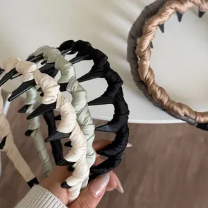 Dettaglio del cerchietto in raso con denti antiscivolo interni e trama in tessuto morbido