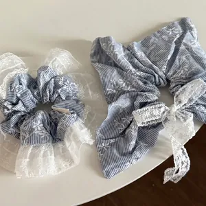 Blau gestreiftes Haargummi-Set mit Spitzenbesatz und Blumenstickerei für süße Frisuren