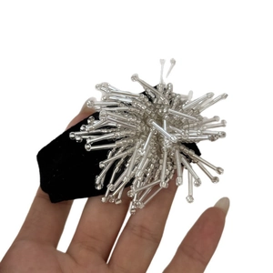 Barrette à cheveux perlée faite main avec base en velours noir et perles argentées