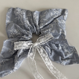 Blau-weiß gestreifter Scrunchie mit Blumenstickerei und weißer Spitzenschleife für Haare