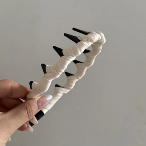 Elegante cerchietto in raso beige plissettato con design ondulato e presa interna a denti