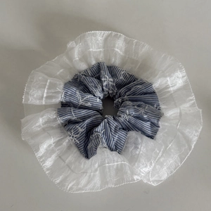 Blau gestreifter Haargummi mit weißer Blumenstickerei und Organza-Rüschendetails