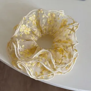 Scrunchie in organza giallo tenue con ricami a margherita e pizzo in stile francese