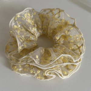 Scrunchie in pizzo giallo crema con ricamo a margherita e trama a rete stile balletto