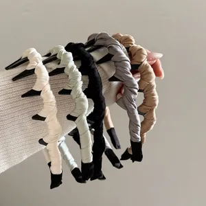Elegante cerchietto in raso intrecciato a onde con denti antiscivolo in vari colori chic