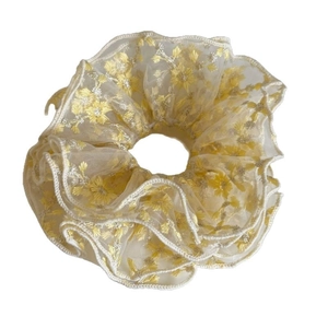 Scrunchie in pizzo giallo crema francese con ricami a margherita e bordi a balze