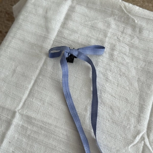 Nœud à cheveux à carreaux bleus style ballet avec longs rubans et mini pince