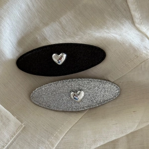 Elegantes Herz-Haarspangen-Set in Schwarz und funkelndem Silber mit Strasssteinen